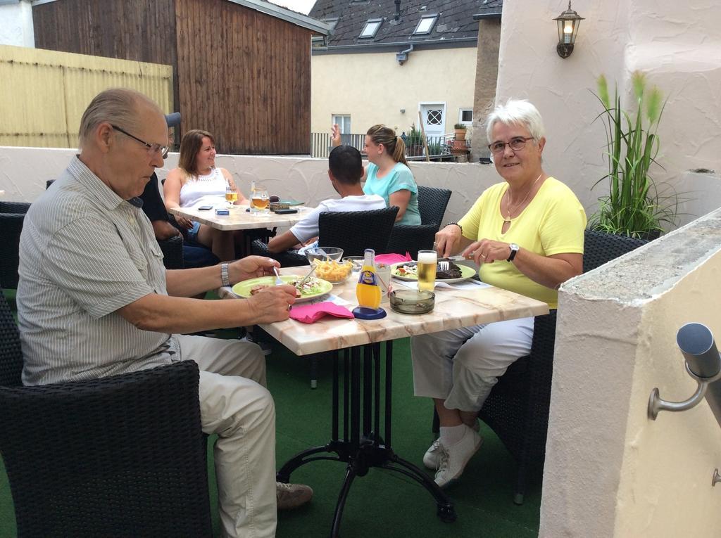 Hotel Zur Dorfschaenke Klotten Bagian luar foto